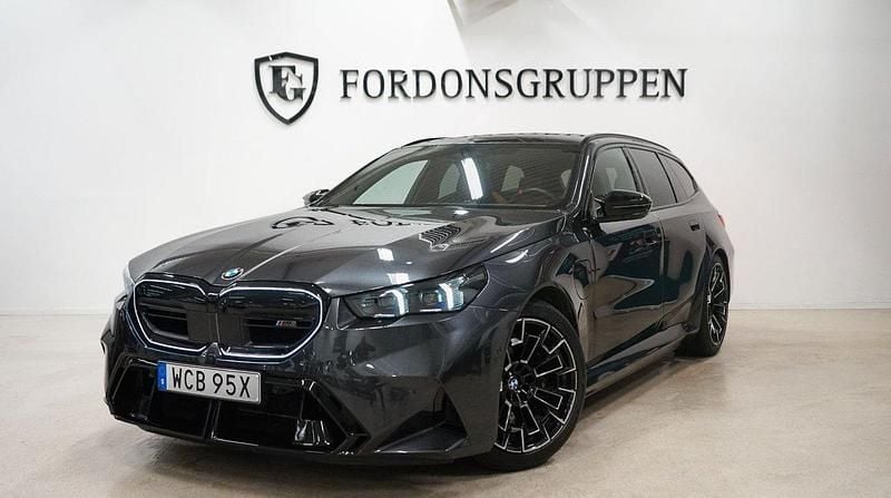 Grå Begagnad 2025 BMW M5 Comfort Edition Kombi | 1 499 800 kr - Bild 1/4