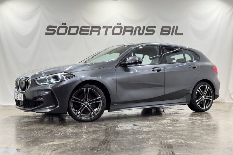Grå Begagnad 2020 BMW 120 M Sport Halvkombi | 289 900 kr (Lite dyr) - Bild 1/4