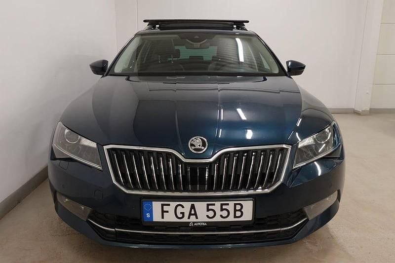 Begagnad Skoda Superb LAURIN & KLEMENT 180 HK (132 kW) 2017 Mörkblå Kombi