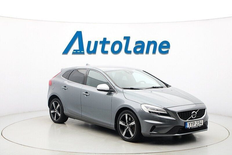 Grå metallic Begagnad 2019 Volvo V40 R-Design Kombi | 189 900 kr (Marknadspris) - Bild 1/3