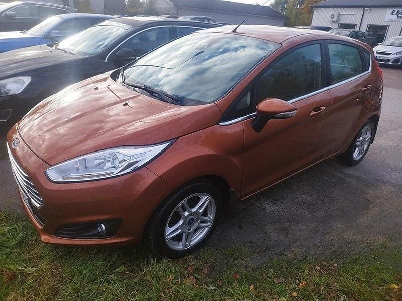 Brun Begagnad 2013 Ford Fiesta Titanium Halvkombi | 69 900 kr (Bra pris) - Bild 1/3