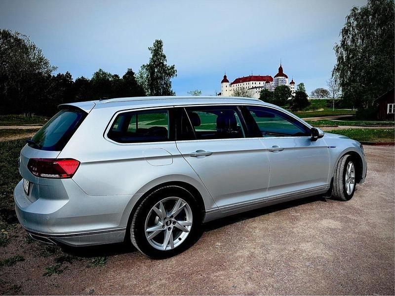 Silver Begagnad 2020 VW Passat GTE Kombi | 189 000 kr (Bra pris) - Bild 1/4
