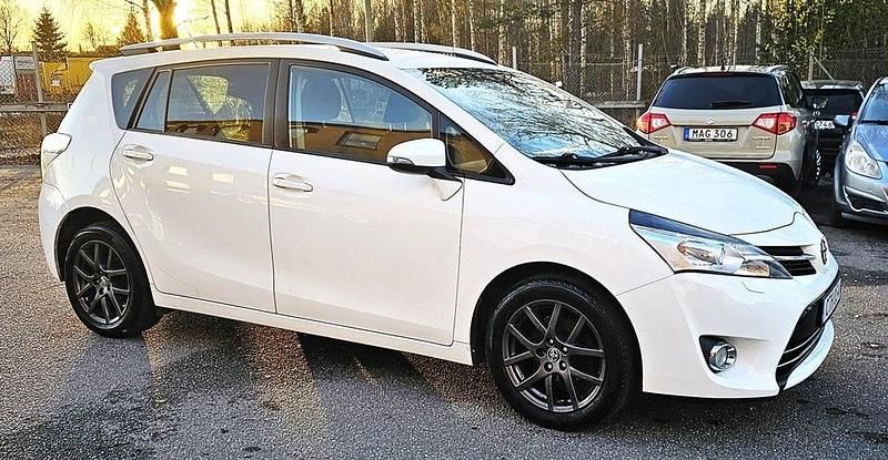 Vit Begagnad 2016 Toyota Verso Multidrive S Minibuss | 159 900 kr (Bra pris) - Bild 1/4