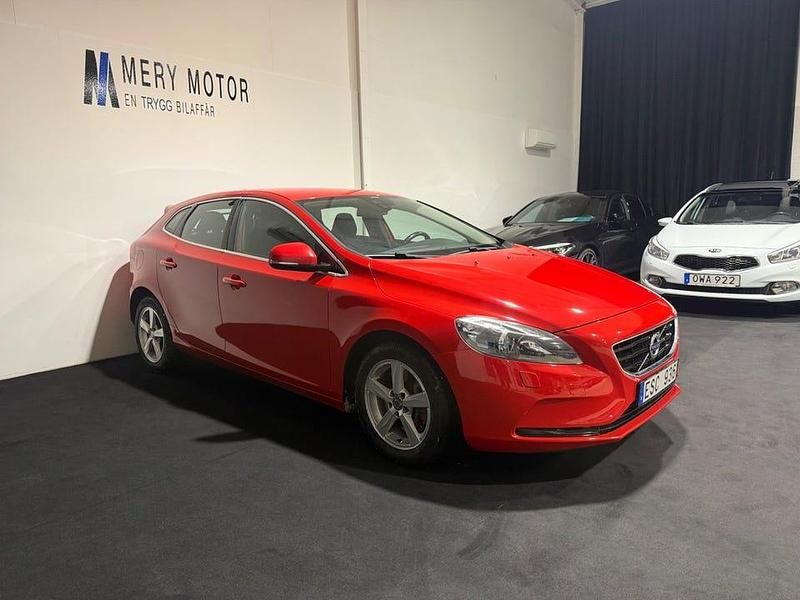 Begagnad Volvo V40 Momentum 150 HK (110 kW) 2013 Röd