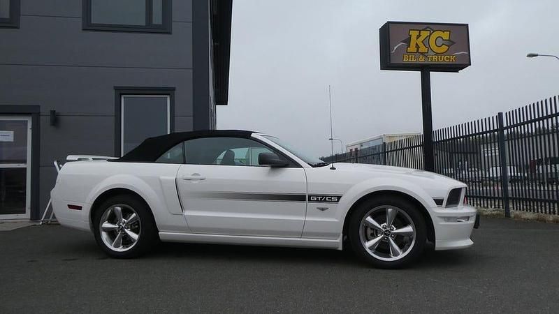 Performance white Begagnad 2008 Ford Mustang GT Cab | 277 000 kr - Bild 1/4