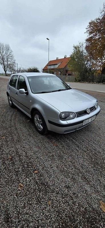 Silver Begagnad 2003 VW Golf IV Basis Halvkombi | 25 900 kr (Marknadspris) - Bild 1/4