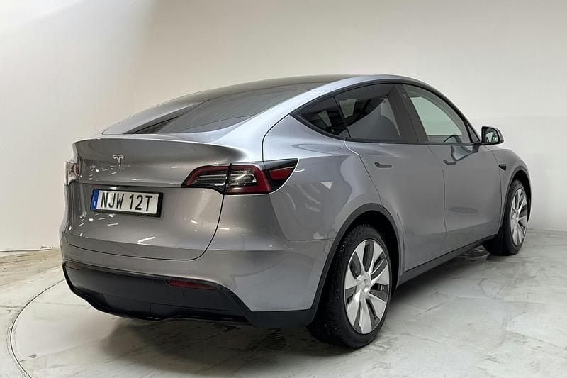 Begagnad Tesla Model Y Long Range RWD 250 kW (340 HK) 2024 Grå SUV