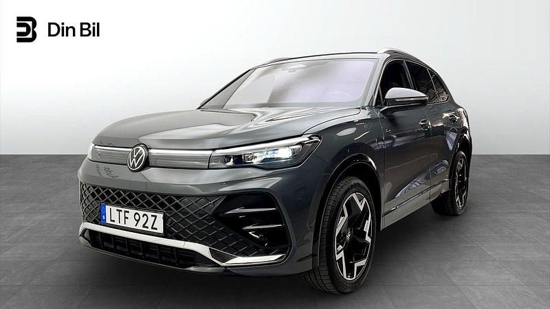 Mörkgrå Begagnad 2025 VW Tiguan R-line SUV | 489 900 kr (Lite dyr) - Bild 1/4