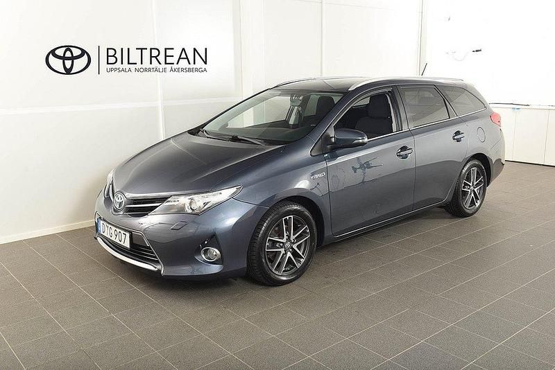 Mörkblå Begagnad 2015 Toyota Auris Hybrid Edition Kombi | 129 900 kr (Marknadspris) - Bild 1/4