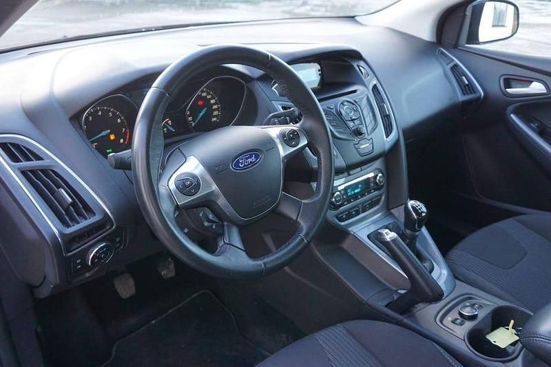 Begagnad Ford Focus 101 HK (74 kW) 2012 Svart Halvkombi