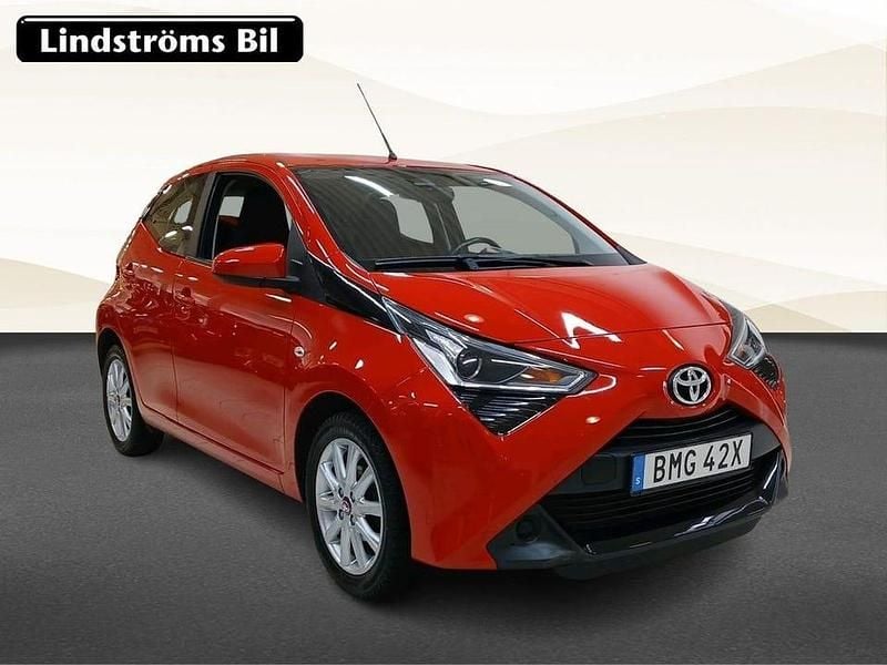 Begagnad Toyota Aygo X-play 72 HK (52 kW) 2021 Röd Halvkombi
