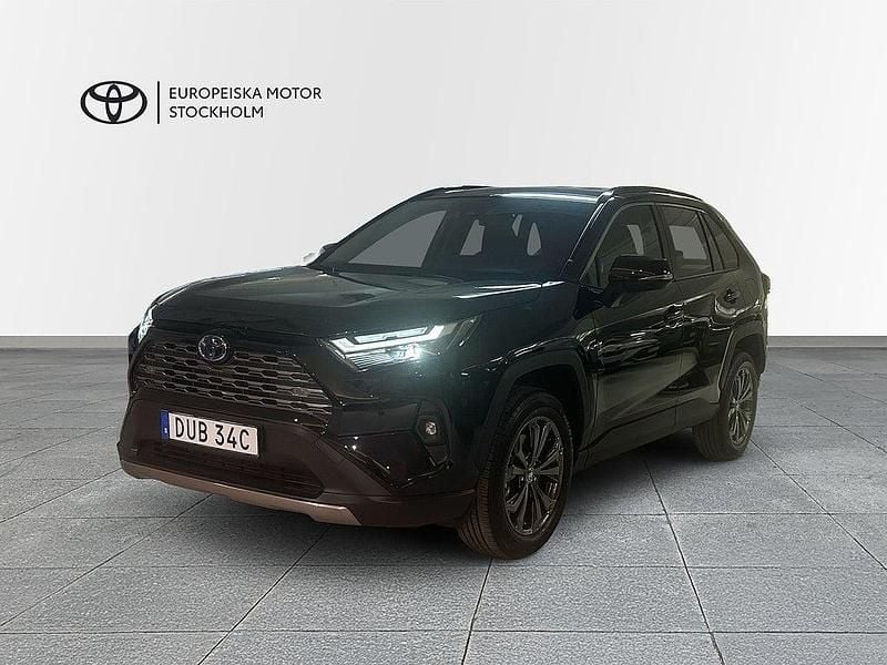 Svart Ny 2025 Toyota RAV4 Hybrid Executive SUV | 479 900 kr (Marknadspris) - Bild 1/4
