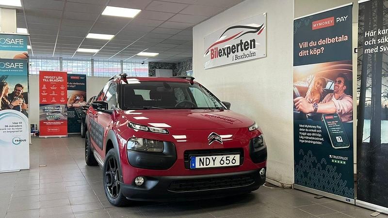 Röd Begagnad 2016 Citroën C4 Cactus PureTech Halvkombi | 109 900 kr (Marknadspris) - Bild 1/4