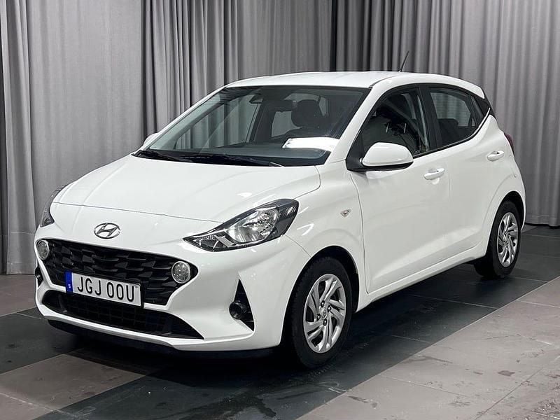 Vit Begagnad 2022 Hyundai i10 Essential Halvkombi | 139 800 kr (Marknadspris) - Bild 1/4