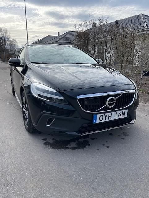 Svart Begagnad 2019 Volvo V40 CC Momentum Kombi | 200 000 kr (Marknadspris) - Bild 1/4