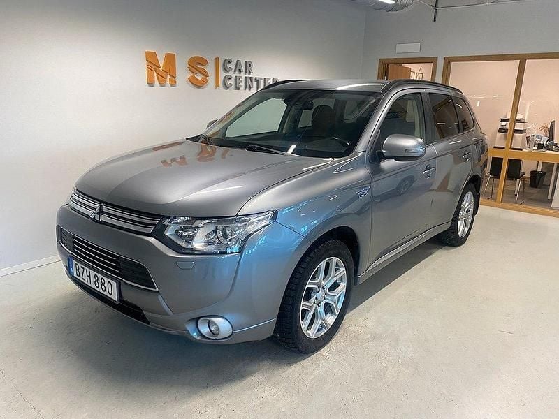 Silver Begagnad 2013 Mitsubishi Outlander P-HEV SUV | 129 800 kr (Marknadspris) - Bild 1/4