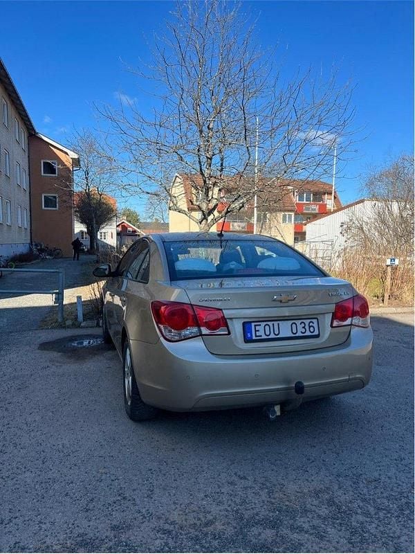 Gul Begagnad 2010 Chevrolet Cruze Sedan | 45 000 kr (Marknadspris) - Bild 1/4