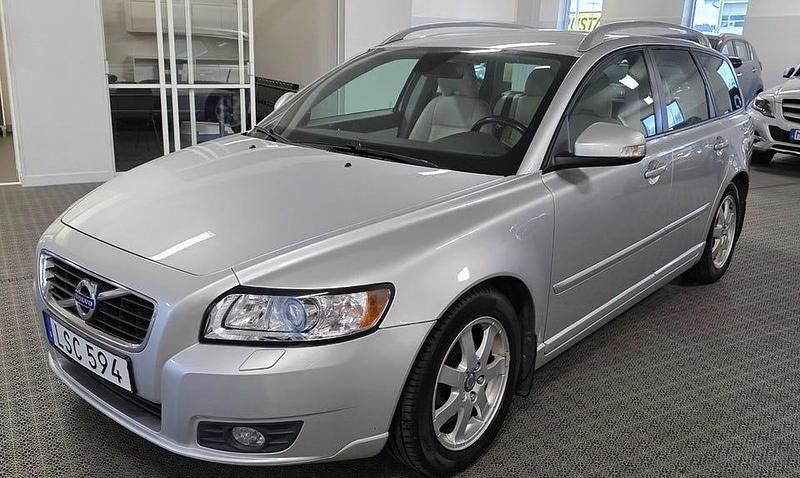 Begagnad Volvo V50 Momentum 116 HK (85 kW) 2011 Grå metallic Kombi