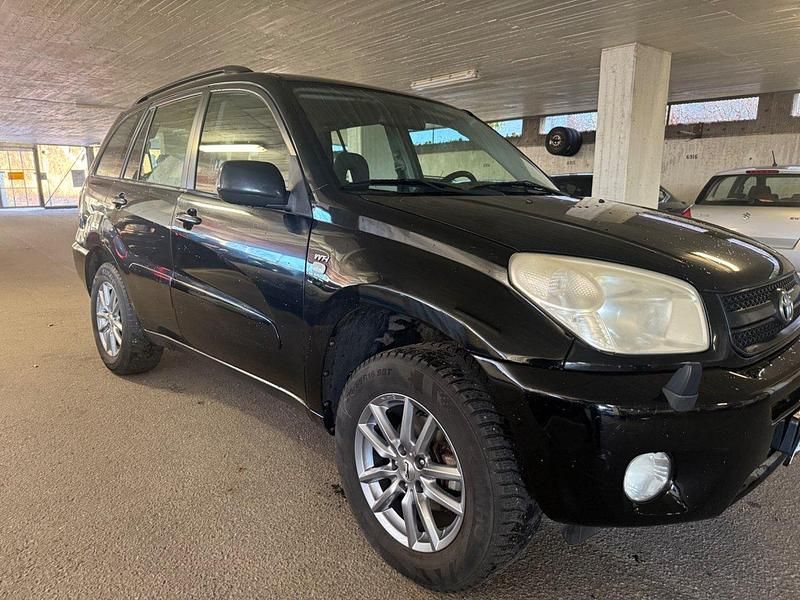 Svart Begagnad 2005 Toyota RAV4 SUV | 32 000 kr (Superpris) - Bild 1/4