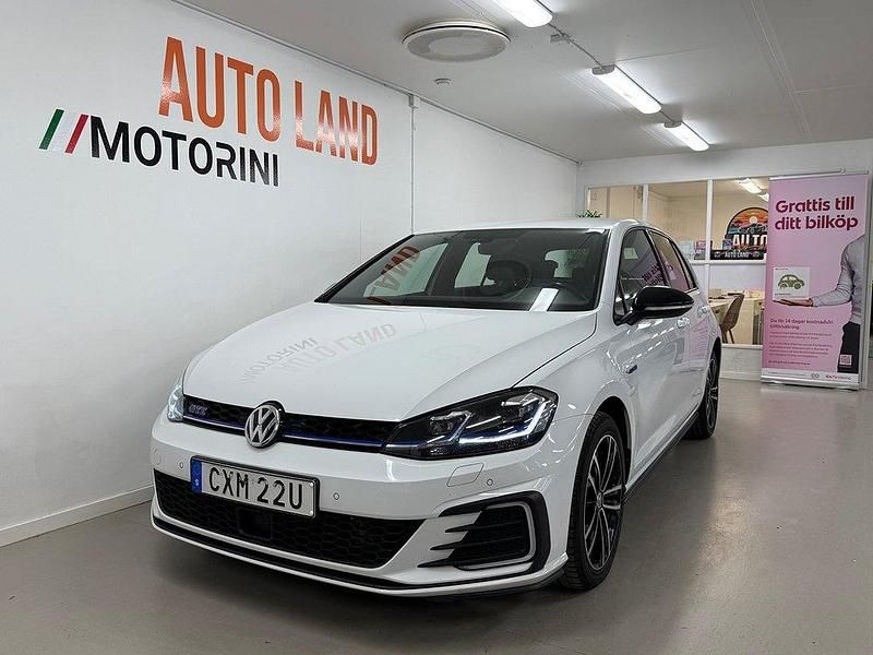 Vit Begagnad 2020 VW Golf VIII GTE Halvkombi | 219 900 kr (Superpris) - Bild 1/4