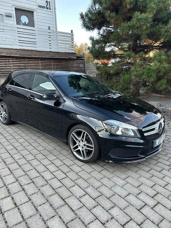 Svart Begagnad 2013 Mercedes A180 AMG line Halvkombi | 119 900 kr (Marknadspris) - Bild 1/4