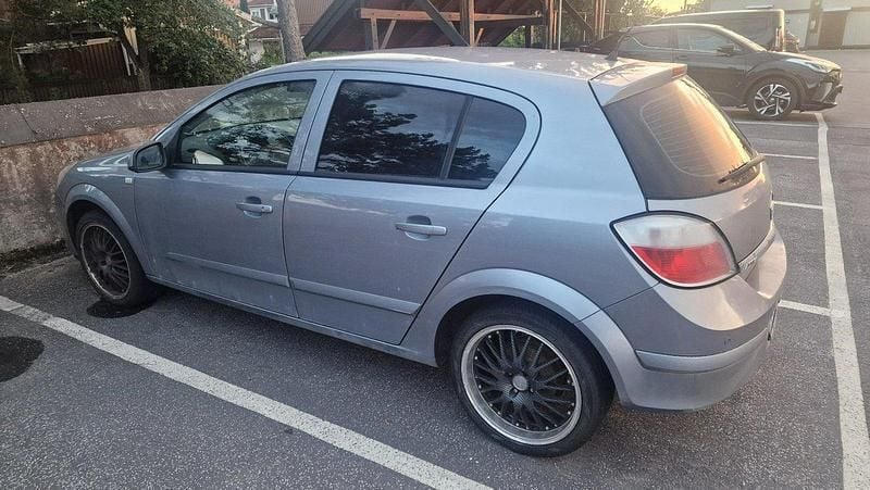 Grå Begagnad 2005 Opel Astra Halvkombi | 9 990 kr (Dyr) - Bild 1/4