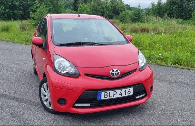 Röd Begagnad 2014 Toyota Aygo Halvkombi | 67 000 kr (Marknadspris) - Bild 1/4