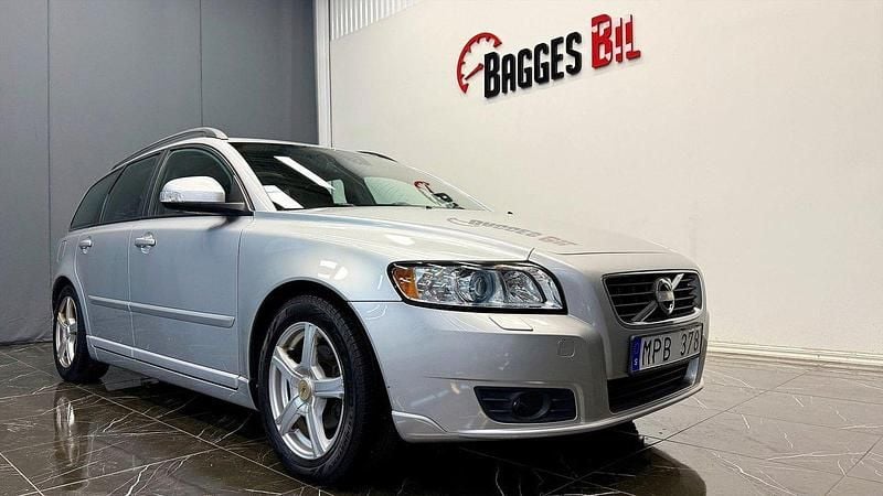 Ljusgrå Begagnad 2011 Volvo V50 Momentum Kombi | 43 500 kr (Superpris) - Bild 1/4