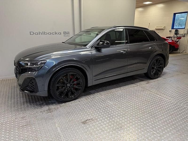 Grå Begagnad 2024 Audi Q8 S-Line SUV | 1 050 000 kr - Bild 1/4