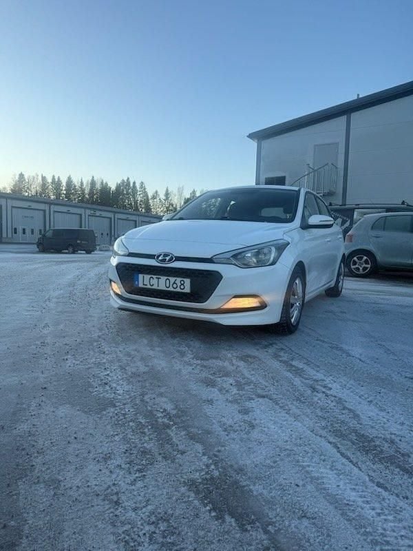 Vit Begagnad 2016 Hyundai i20 Comfort Halvkombi | 69 000 kr (Marknadspris) - Bild 1/4