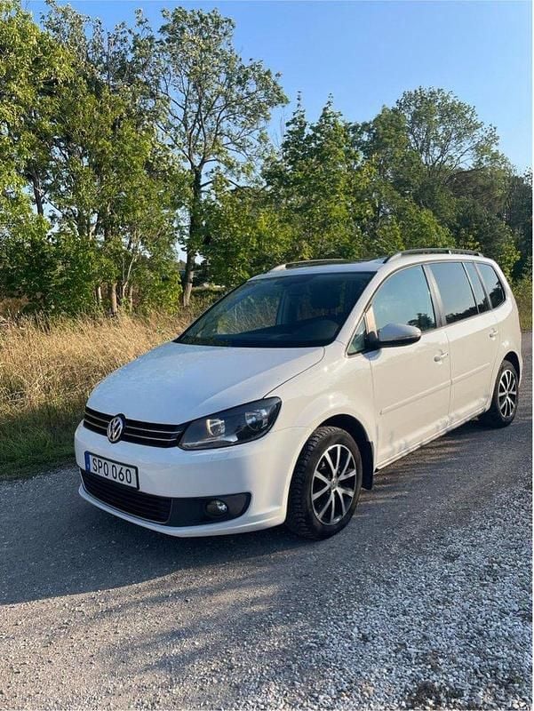 Vit Begagnad 2014 VW Touran Minibuss | 78 000 kr (Marknadspris) - Bild 1/4