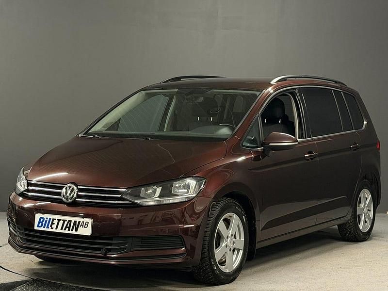 Begagnad VW Touran 116 HK (85 kW) 2019 Mörkröd Minibuss