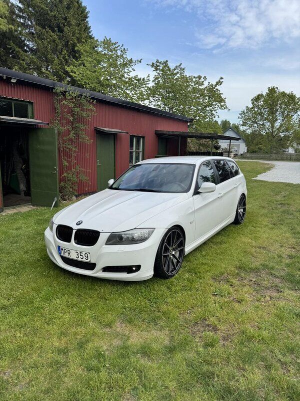 Vit Begagnad 2011 BMW 330 Comfort Edition Kombi | 74 999 kr (Bra pris) - Bild 1/2