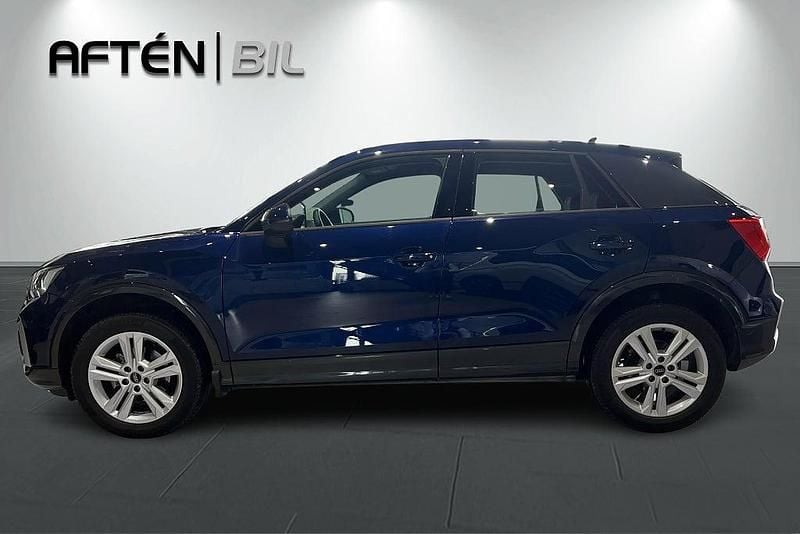 Blå Begagnad 2024 Audi Q2 Advanced Plus SUV | 278 900 kr (Marknadspris) - Bild 1/3