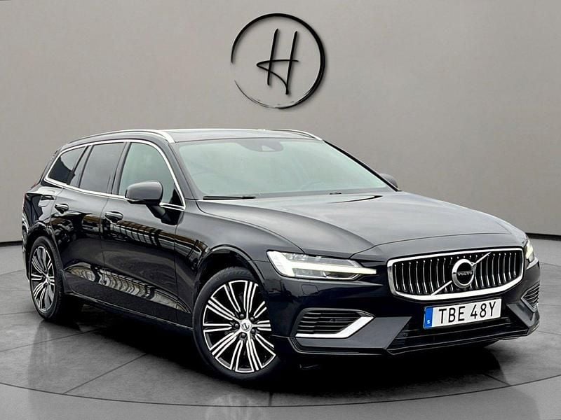 Svart Begagnad 2021 Volvo V60 SE Kombi | 284 900 kr (Marknadspris) - Bild 1/4