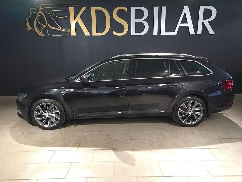 Svart Begagnad 2016 Skoda Superb LAURIN & KLEMENT Kombi | 179 500 kr (Marknadspris) - Bild 1/4