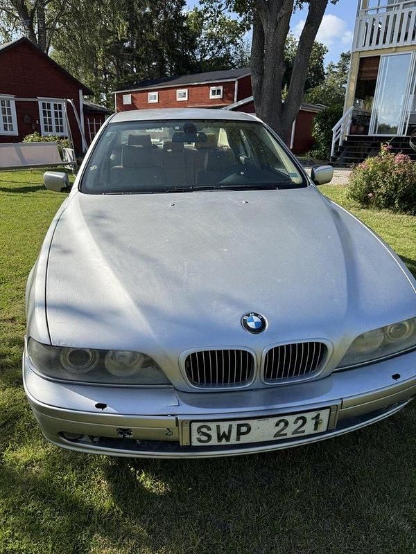 Grå Begagnad 2002 BMW 525 Sedan | 25 000 kr (Superpris) - Bild 1/4