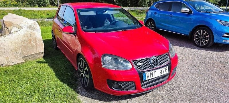Röd Begagnad 2005 VW Golf IV GTI Halvkombi | 56 995 kr (Lite dyr) - Bild 1/4