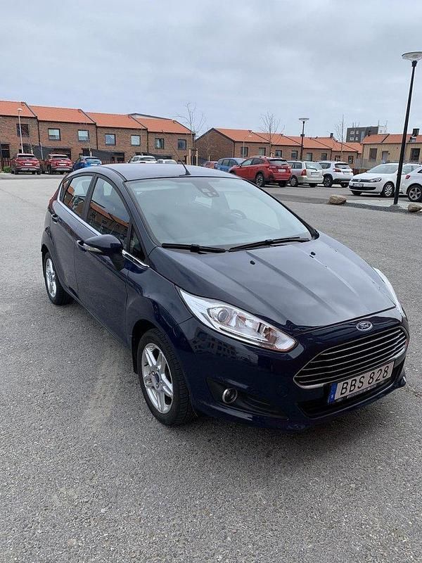 Blå Begagnad 2015 Ford Fiesta Titanium Halvkombi | 80 000 kr (Bra pris) - Bild 1/4
