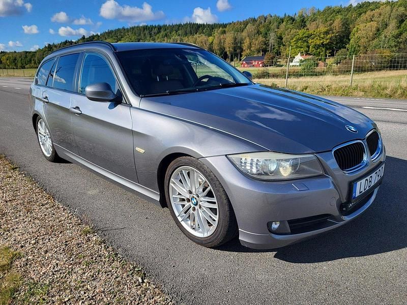 Grå Begagnad 2011 BMW 320 Kombi | 89 900 kr (Marknadspris) - Bild 1/4