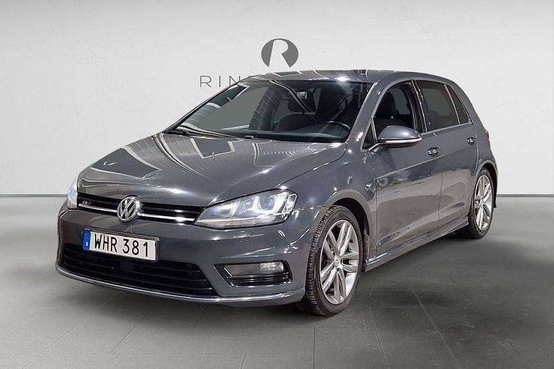 Mörkgrå Begagnad 2015 VW Golf VII R-line Halvkombi | 134 900 kr (Marknadspris) - Bild 1/3