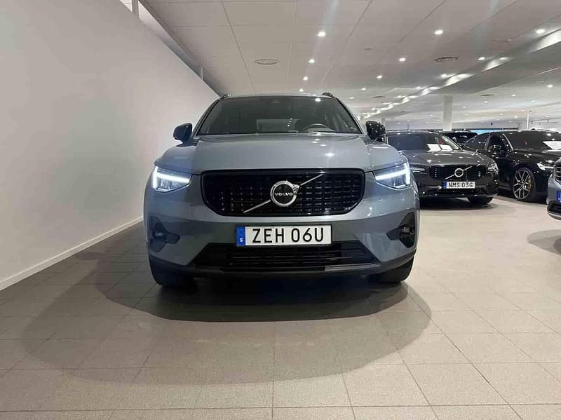 Grå Begagnad 2023 Volvo XC40 SUV | 379 500 kr - Bild 1/1