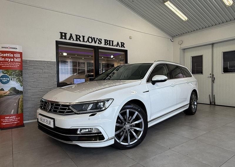 Vit Begagnad 2017 VW Passat R-line Kombi | 159 900 kr (Bra pris) - Bild 1/4