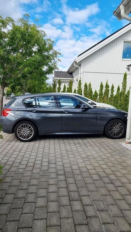 Grå Begagnad 2019 BMW 118 M Sport Halvkombi | 185 500 kr (Bra pris) - Bild 1/4