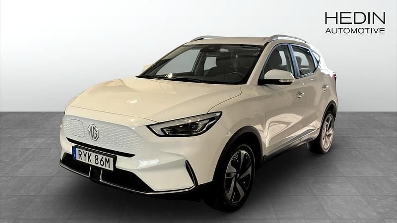 Vit (white) Begagnad 2022 MG ZS Comfort Sedan | 244 900 kr (Bra pris) - Bild 1/4