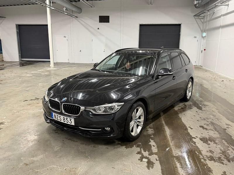 Sapphire black Begagnad 2016 BMW 320 Kombi | 145 000 kr (Bra pris) - Bild 1/4