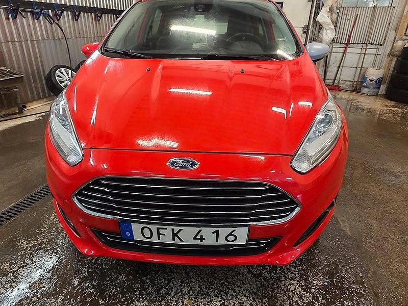 Begagnad Ford Fiesta Titanium 101 HK (74 kW) 2016 Röd Halvkombi
