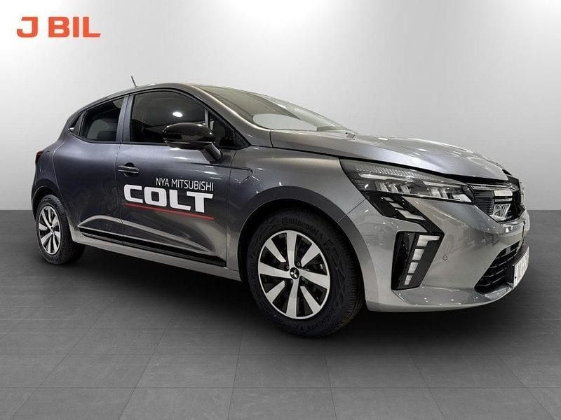 Grå Begagnad 2024 Mitsubishi Colt Invite Halvkombi | 199 900 kr (Marknadspris) - Bild 1/4