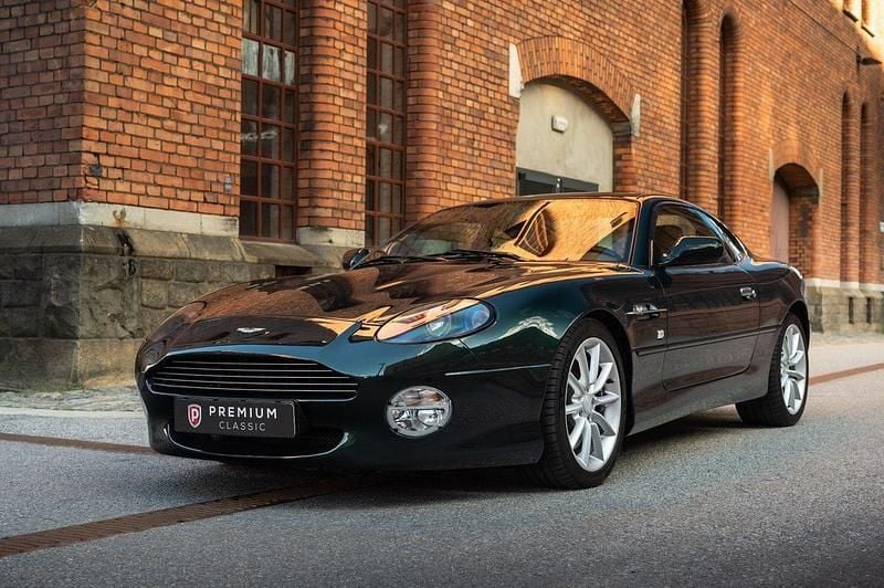 Mörkgrön (grön) Begagnad 2003 Aston Martin DB7 Sportkupé | 495 000 kr - Bild 1/4