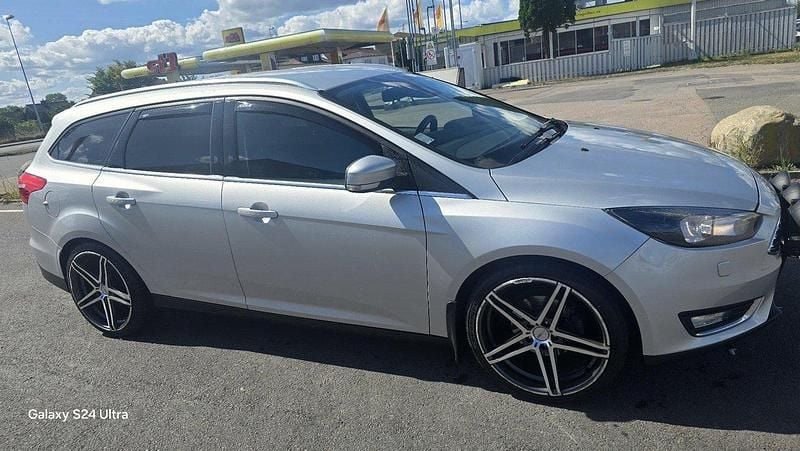 Grå Begagnad 2015 Ford Focus Kombi | 69 000 kr (Marknadspris) - Bild 1/4